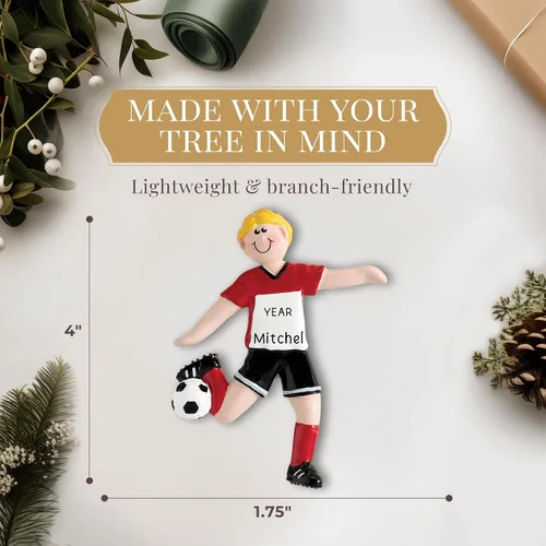 Vista 4 de Adorno de fútbol personalizado 2026 Adornos de Navidad deportivos grabados con láser para árbol Regalo de recuerdo personalizado de niño rubio