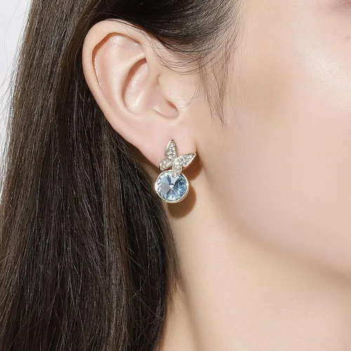 Vista 3 de KRUCKEL Aretes colgantes de mariposa hechos con cristal de Swarovski Aretes chapados en aleación de oro con forma de gota azul, regalo para mujer