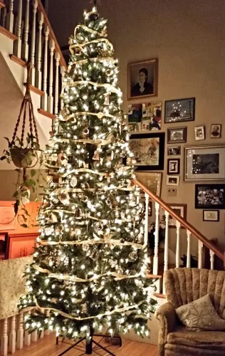 Vista 4 de Hongsome - Luces de cinta para decoración de árbol de Navidad, 32 pies con 100 luces LED, cinta dorada con borde de alambre, luces de hadas