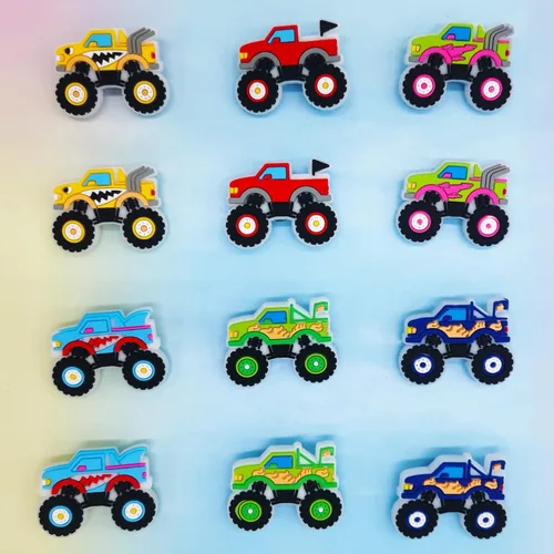 Vista 2 de Colgantes de decoración de zapatos de camión monstruo para decoración de sandalias zueco de camionetas, dijes de auto de carreras para niños