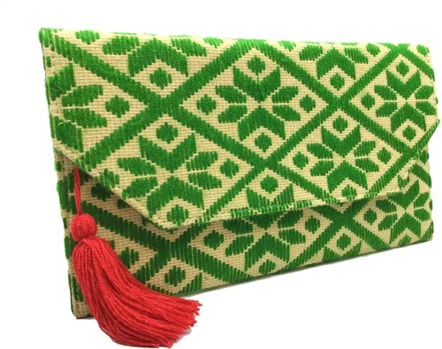 Vista 2 de Bolso Clutch "Juana", hecho por Jühue Artesanal, bolso hecho a mano hecho en México, Bolso de mano verde, Bordado a mano, pieza única, Bolso de mano