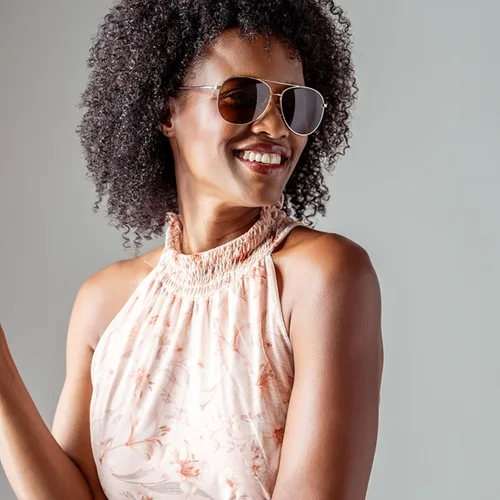 Vista 90 de OPTIMUM OPTICAL Gafas de sol protectoras UV atemporales para hombres y mujeres