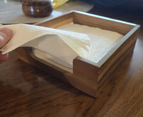 Vista 6 de Servilletero de madera de acacia para mesa, dispensador de servilletas cuadrado de granja con amplia apertura lateral, servilletas de papel fáciles