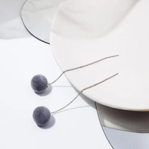 Vista 2 de Flairs New York - Conjunto de aretes con borlas y pompones de piel sintética