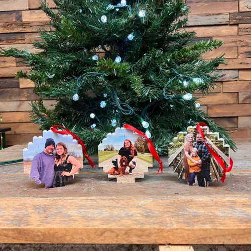 Vista 2 de Adorno de ladrillo con foto personalizada, adorno de Navidad personalizado, una manera divertida de decorar tu árbol (1)