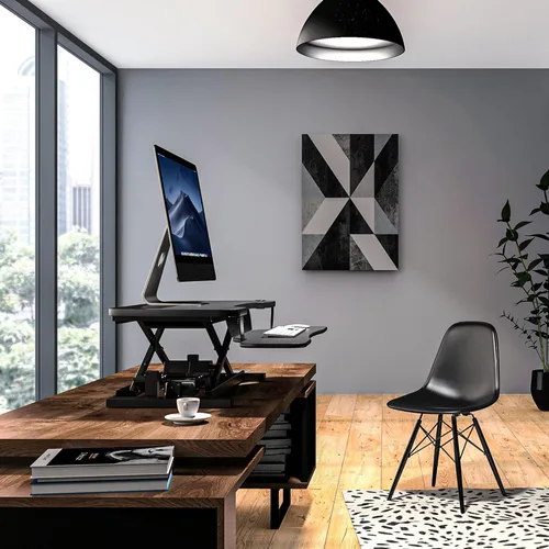 Vista 7 de Convertidor VersaDesk eléctrico para computadora de escritorio. Convierte con facilidad un escritorio en un escritorio con soporte para utilizar