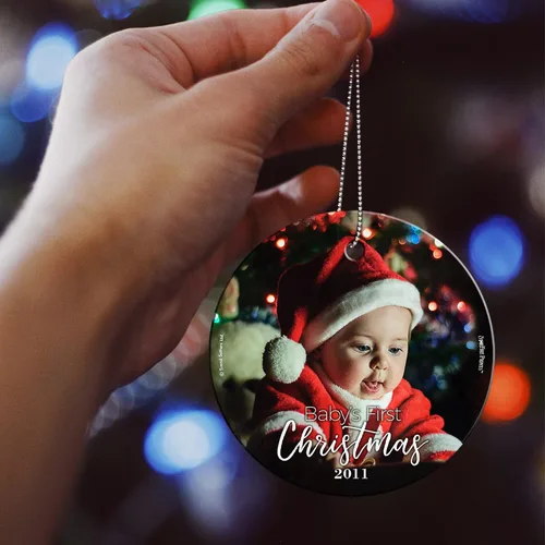 Vista 2 de Baby's First Christmas 2025 - Impresión de cristal colgante – Personalizar con año y foto – Diseño minimalista – Impresiones Starfire de 3.5