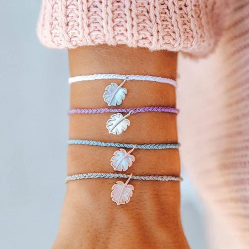 Vista 4 de Pura Vida Pulsera Monstera de plata u oro rosa con nácar - 100% impermeable, banda ajustable