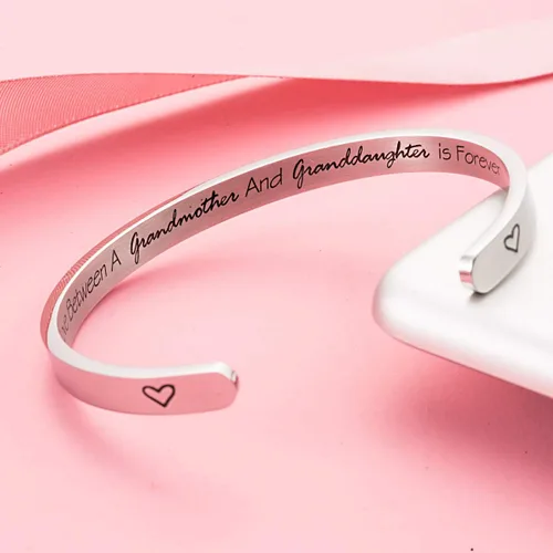 Vista 2 de Pulsera con cita de texto en inglés "The Love Between a Grandmother And Granddaughter Is Forever" (El amor entre una abuela y nieta es siempre)