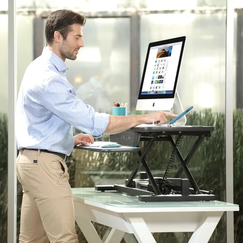 Vista 6 de Convertidor VersaDesk eléctrico para computadora de escritorio. Convierte con facilidad un escritorio en un escritorio con soporte para utilizar