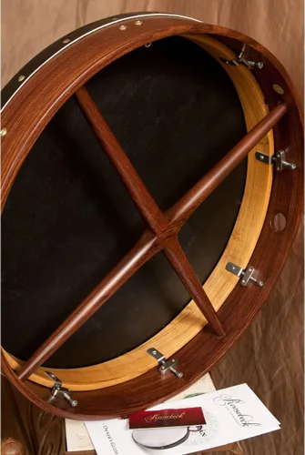 Vista 2 de Tunable Sheesham Bodhrán - Barra transversal 18"x3.5", piel de cabra negra