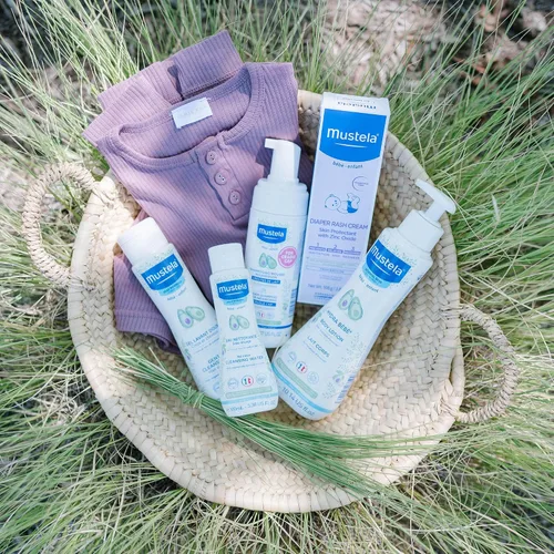 Vista 11 de Mustela Set de regalo para recién nacidos, productos esenciales para el cuidado de la piel y el baño para bebés, natural y a base de plantas, juego
