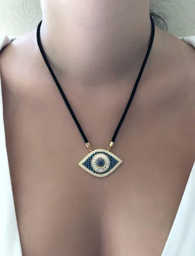 Vista 2 de Collar de amuleto de la suerte SIFRIMANIA con colgante de ojo maligno, longitud ajustable y vibrantes piedras de circonita cúbica para buena suerte