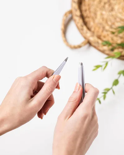 Vista 5 de Amazon Basics Pinzas de cejas de precisión para depilación fina, acero inoxidable, paquete de 2