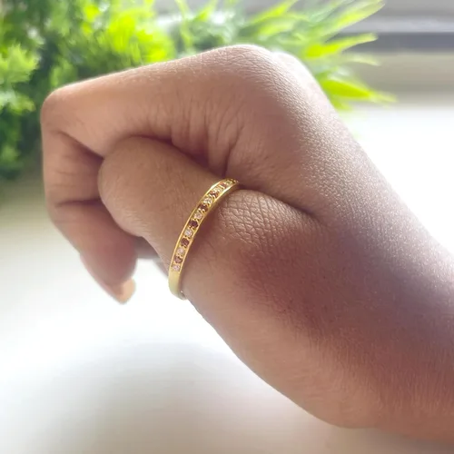 Vista 5 de Anillo de boda alternativo de granate y diamante blanco para mujer, anillo de aniversario de media eternidad con acabado de oro de 14 quilates