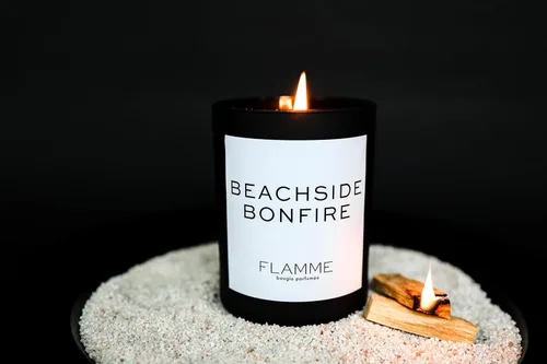 Vista 2 de Beachside Bonfire Aroma de tabaco y vainilla 10 onzas Tiempo de combustión de 60 horas Vela de lujo con cera de color negro Soja