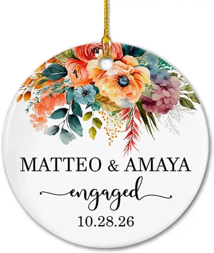 Vista 24 de Adorno de cerámica Our First Christmas Together, adorno de Navidad 2025 personalizado con nombre y fecha, renos para colgar en cerámica, regalo