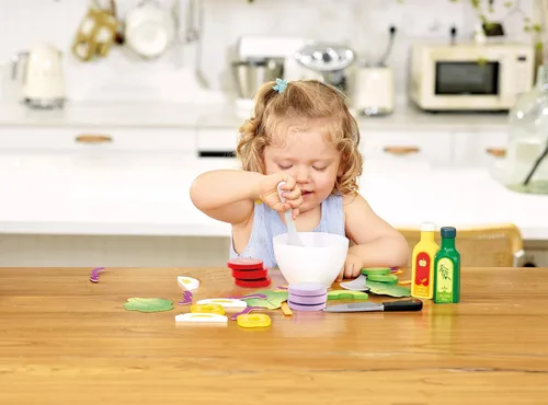 Vista 4 de Hape Juego de ensalada de madera saludable 39 piezas de juego de ensalada de simulación con utensilios e ingredientes para niños pequeños a partir