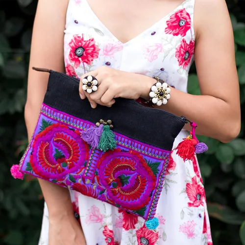 Vista 6 de changnoi Bolsa de mano artesanal tailandesa de comercio justo para iPad con bordado tribal hmong