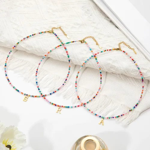Vista 6 de JIGIGIJ Collares con iniciales de cuentas coloridas para niñas, adolescentes, regalos hechos a mano, personalizados, de acero inoxidable chapado