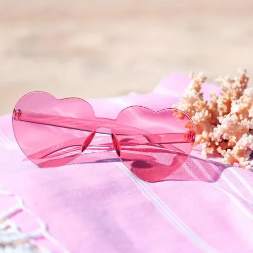 Vista 6 de RTBOFY Gafas de sol de corazón para fiesta de moda, estilo Queen, sin montura en forma de corazón para mujer, recuerdo de fiesta