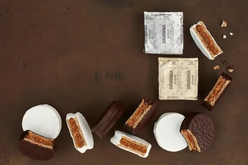 Vista 2 de Havanna Alfajores Mixtos, galletas sándwich de chocolate y Dulce de Leche, caja de 12