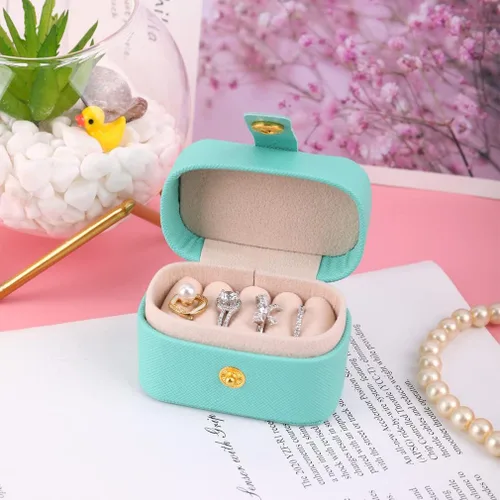 Vista 2 de iSuperb Mini caja de anillo de uso diario, pequeña caja de joyería de viaje de piel sintética, soporte de exhibición portátil para anillos