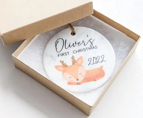 Vista 2 de First Christmas Young Buck Deer Sleeping - Adorno navideño de cerámica de 3 pulgadas con caja de regalo