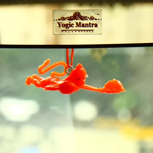 Vista 4 de Yogic Mantra Flying Hanuman Ji para coche Color naranja Ídolo Hanuman colgante para espejo de coche Escultura clásica voladora Hanuman