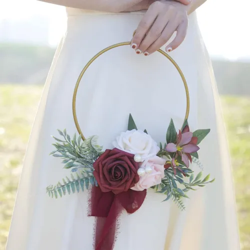 Vista 4 de Corona de aro floral de boda para damas de honor, guirnalda de mano de metal artificial para dama de honor con guirnalda de rosas y eucaliptos Azul