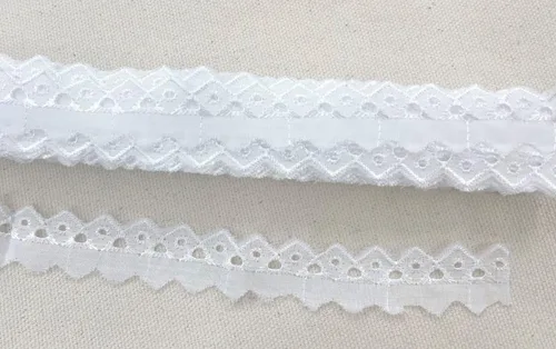 Vista 2 de AMORNPHAN 15 yardas de ancho 0.75 pulgadas de ancho con ojales de algodón blanco con ribete de encaje, tela bordada floral, mantel, mantas