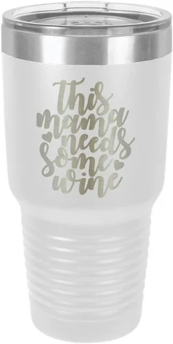 Vista 17 de Taza de viaje con texto en inglés "This Mama NEEDS SOME WINE 30oz con pajita grabada con láser, con divertidas citas en comparar con Yeti Rambler