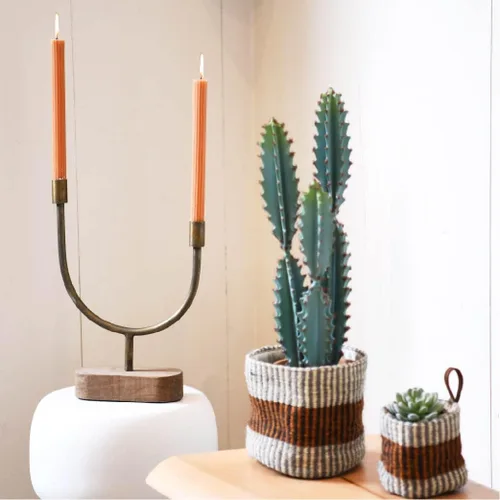 Vista 2 de Main + Mesa Candelabro asimétrico de madera y metal