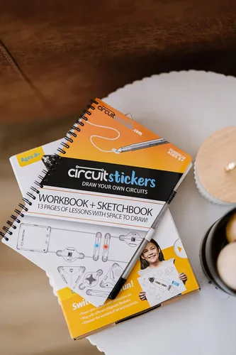 Vista 6 de Kit de pegatinas de circuito de escritura Kit STEM de tinta conductora, 11 módulos, a partir de 8 años 11 electronic sticker modules, workbook