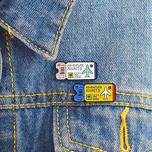 Vista 4 de Flairs New York - Broche de solapa esmaltado hecho a mano, Aventura Espera