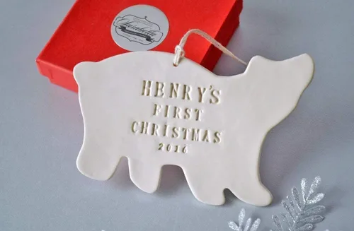 Vista 2 de Polar Bear - Adorno personalizado para la primera Navidad del bebé 2025 con nombre y año