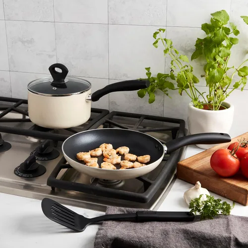 Vista 2 de Basic Essentials Juego de utensilios de cocina de aluminio antiadherente de 4 piezas, sartén con tapa de vidrio y espátula de nailon, color blanco