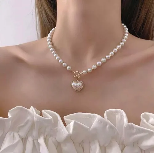 Vista 6 de Collar de perlas y corazón para mujer. Diseño de corazón de cristal con perlas blancas artificiales. Ideal para bodas, fiestas o uso casual.