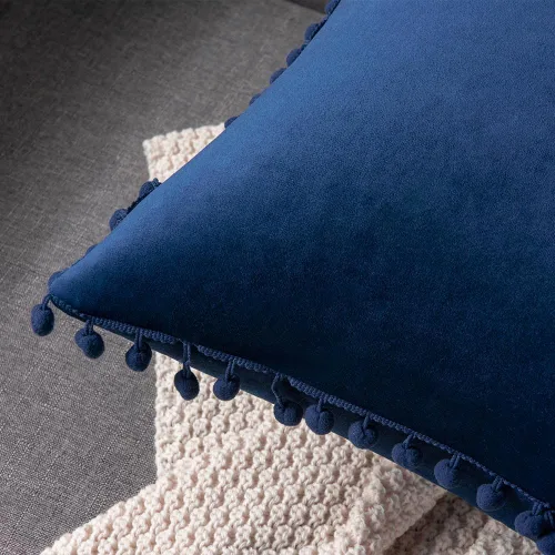 Vista 2 de DEZENE 18x18 Fundas de almohada decorativas azul oscuro: Paquete de 2 fundas de almohada suaves con pompones de terciopelo cuadrado para decoración