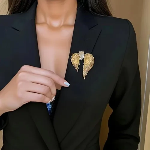 Vista 4 de Broche de oro ala de ángel con diamantes de imitación para mujer, joyería de moda, accesorios de decoración de ropa