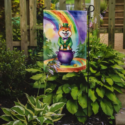 Vista 2 de Caroline's Treasures DAC5612GF Bandera de Shiba Inu para el Día de San Patricio, bandera decorativa para patio exterior, patio, parterres
