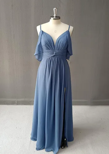 Vista 2 de Vestidos de dama de honor de gasa con tirantes delgados, con abertura, acampanado, manga fluida, cintura cruzada, plisado, vestido largo