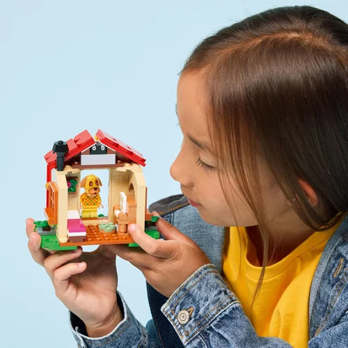 Vista 4 de LEGO Animal Crossing Goldie's Cozy House Building Toy - Juego de simulación para niñas y niños, a partir de 6 años con minifigura de perro, juguete