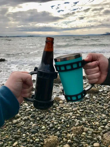 Vista 2 de Seattle Sports Mug-It! Adaptador universal ajustable de asa para tazas de agua, vasos, pintas o jarras