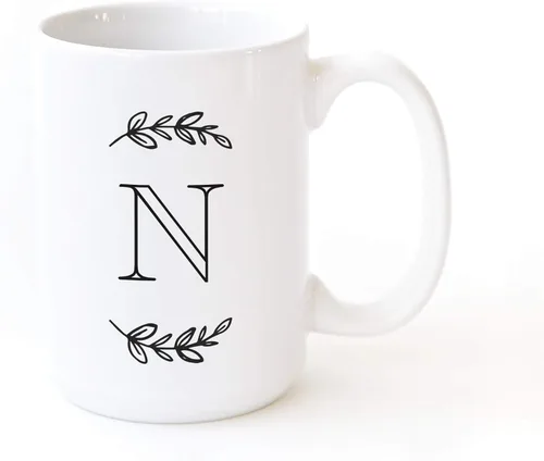 Vista 25 de The Cotton & Canvas Co. Manhattan Wreath - Taza de café personalizada con monograma inicial con letra A, taza de café de cerámica de porcelana. Para