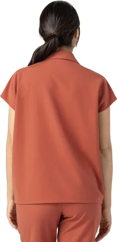 Vista 3 de Mediclo Camisa médica médica para mujer Capri con cuello en el pecho, bolsillo en el pecho, respetuosa con el medio ambiente, ropa de trabajo