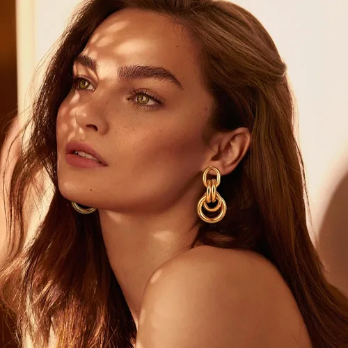 Vista 2 de YUJIE Aretes de eslabones dorados para mujer, aretes de eslabones geométricos de varios estilos