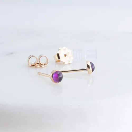 Vista 8 de Juego de aretes pequeños de oro con bisel, bola para cartílago, tragus, hélice, múltiples joyas hipoalergénicas de piedra natal para mujer