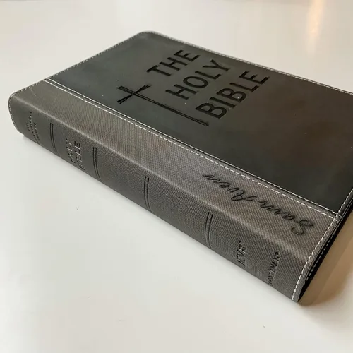 Vista 3 de Biblia de Leathersoft NIV con letras a mano y grabadas con láser, grabado personalizado con nombre disponible, regalo personalizado para bodas