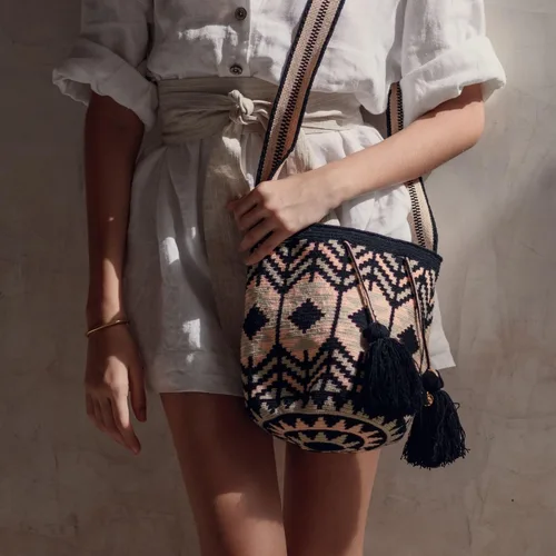 Vista 3 de Bolso clásico WAYUU auténtico, mochila de Colombia, bandolera mediana de ganchillo, bolso mediano hecho a mano, bolsa de cubo.